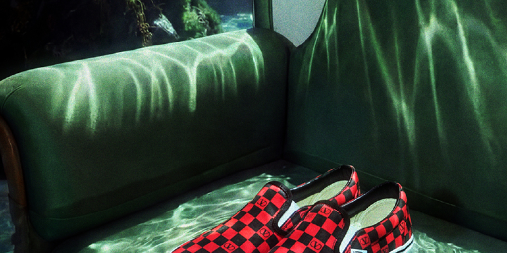 Luxury walks the streets.
Valentino Garavani × Vans returns for Cruise 2026.
Where skate culture meets high fashion.
Street icons, redefined for a new generation.
Urban luxury. Global attitude.